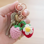 【901】手編いちごとお花のかわいいキーホルダー | チャーム |