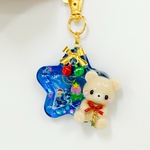 クリスマスくまちゃんの星型チャーム／レジン キーホルダー