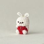 うさぎのあみぐるみストラップ　クリスマスカラーのパジャマ