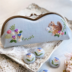 [受注制作]＊草花とリスさんの手刺繍がま口メガネケース＊