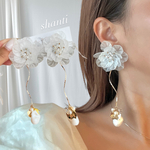 花嫁様にも💕 透明感フラワーとパールの大人可愛いピアス＊ウェディングアクセサリー　ブライダルピアス　ブライダルイヤリング　ウェディングピアス　ウェディングイヤリング　披露宴