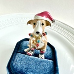おしゃれなリードを付けたワンコのクリスマスブローチ