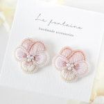 ビオラ刺繍の耳飾り (ピンク)/母の日にもおすすめ　イヤリング ピアス 冬  春　フラワー　淡色  ニュアンスカラー  上品  大人  お花 すみれ  ギフト対応　