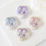 【セットで2個目20%オフ】ビオラ刺繍のブローチ／淡色　ニュアンスカラー　セット割　親子　冬コーデ　ギフト対応