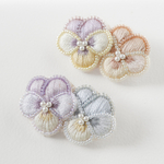 【セットで2個目20%オフ】ビオラ刺繍のブローチ(2連)/淡色 ニュアンスカラー  冬  上品  差し色 親子お揃い ギフト対応