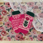 手編みのハンドウォーマー カーネーションの柄（濃ピンク・薄ピンク・深緑）