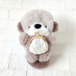 貝を抱っこ🦦ラッコのもふもふポーチ