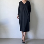 柔らかカーブが作る大人の美シルエット♡日常コーデがワンランクアップ♡コクーンワンピース 七分袖 ポンチ 黒   Vネック