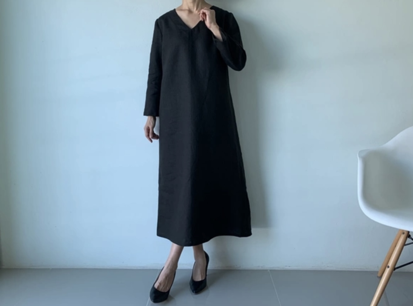 秋冬は重ね着してリネンを楽しむ♡長袖・Vネックでラインの綺麗なエーラインワンピース。黒色