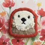 ラッコの刺繍ブローチ
