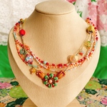 グリーンと赤の花とチューリップのビーズネックレス チョーカー