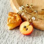 香ばしいアップルパイと真っ赤なりんごのミニチュアイヤリング／ピアス〈フェイクスイーツ〉