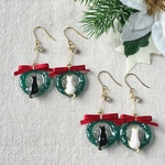 猫たちとクリスマスリースのイヤーアクセサリー　ピアス　イヤリング　金具変更　大ぶり　冬　白猫　黒猫