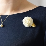 【 コサージュ ・ ブローチ 】ピンポンマム 花 小ぶり ホワイト ・ ヴィンテージ 真鍮 葉っぱ ( 白 リーフ 卒園式 卒業式 入園式 入学式 など フォーマル にも)