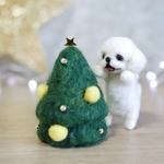 \\ クリスマスツリー捕まえたよ //  羊毛フェルトマスコット　白ペキニーズちゃん