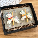 カラフルなネオンが輝く夜のメリーゴーランド《アソートセット》木彫りのブローチ