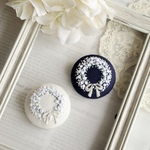 かすみ草とリボンのリース刺繍ブローチ（ネイビー・クリーム）