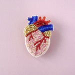 心臓ドキドキ💓のビーズ刺繍ブローチ