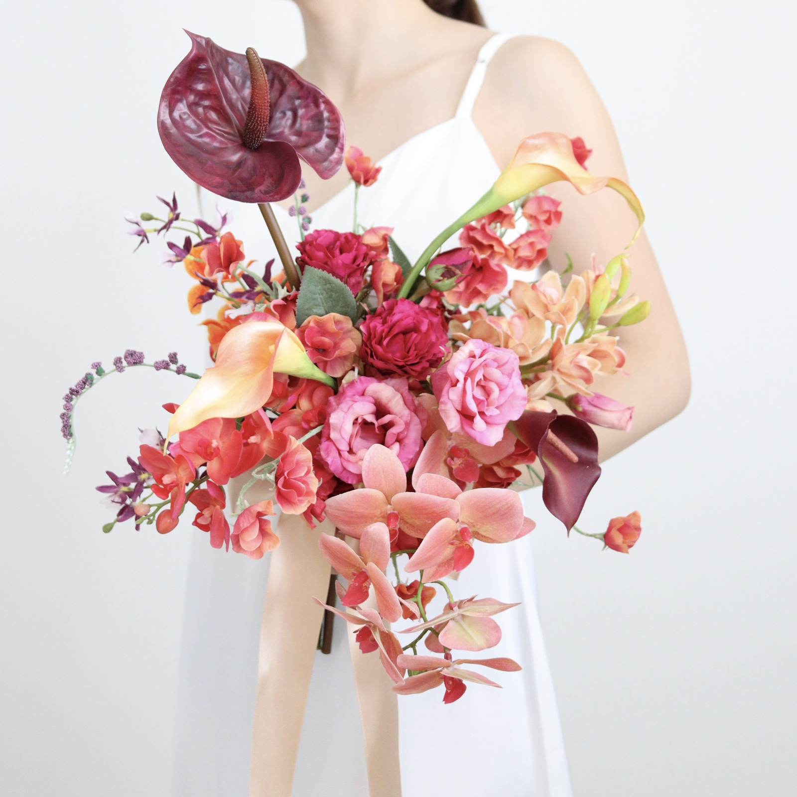 ボルドーピンクのクラッチブーケ＆ブートニア カラー 胡蝶蘭