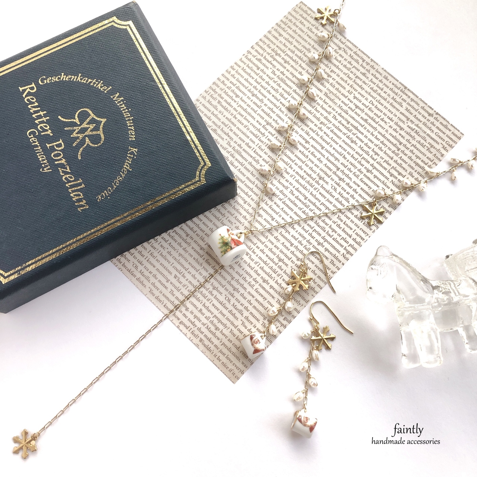 Reutter Porzellan製　雪降る。クリスマスなミニチュアマグカップが可愛いネックレス＆ピアス・イヤリングセット　ホリデー　ミニチュアアクセサリー