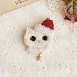 猫ちゃんクリスマスブローチ🎄⭐️（しろねこ🐱）