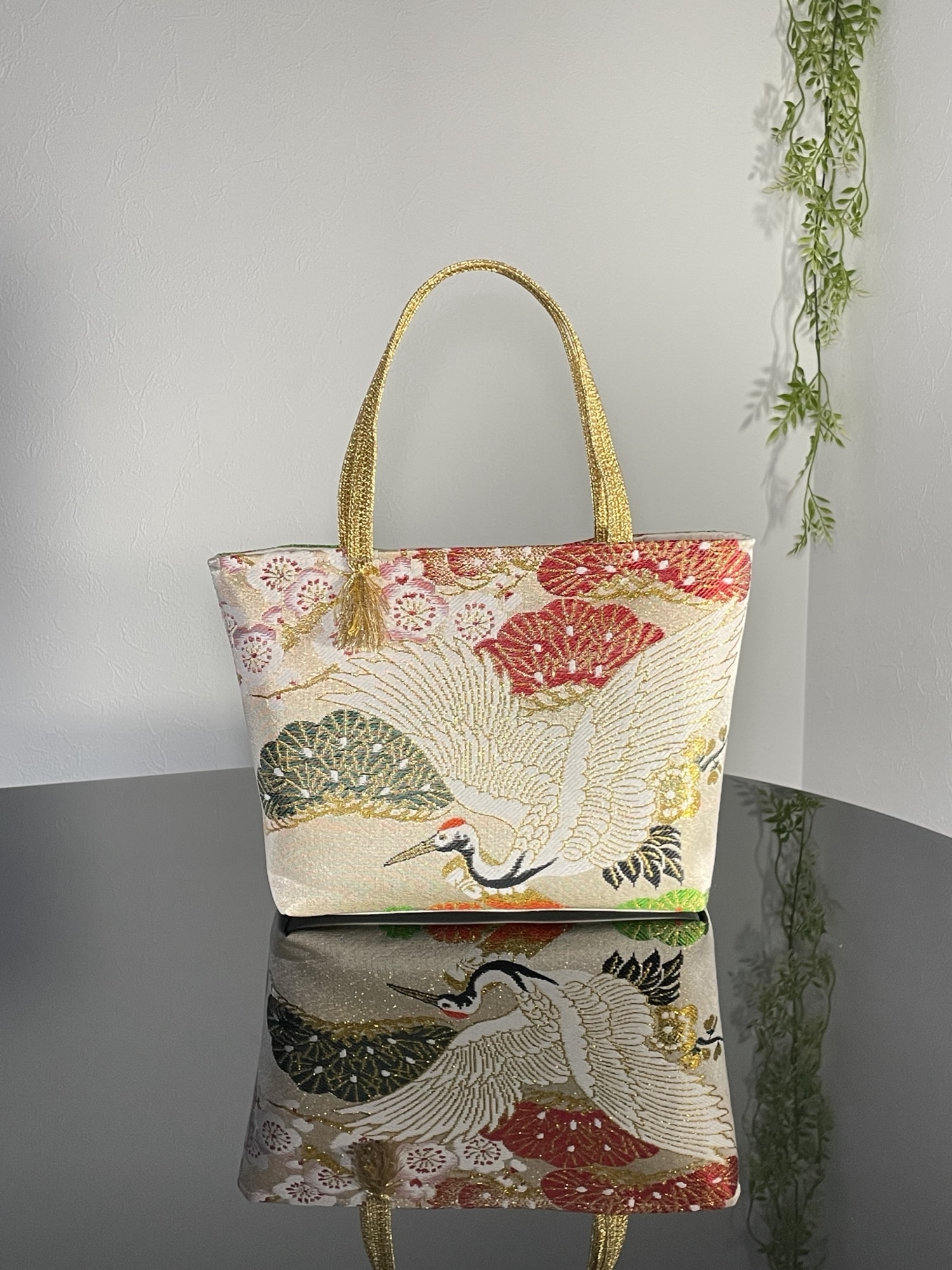 帯リメイクバッグ 赤い向鶴 Mサイズ 和装バッグ 帯バッグ - 帯・着物