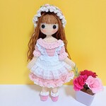✿ピンクのエプロンドレスの女の子  着せ替えあみぐるみ