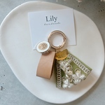 new◆【一点もの】インド刺繍×レザー　チャーム　キーホルダー　グリーン　ボタン