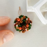 小さなクリスマスリース　モミとひめりんごとナンキンハゼ　1/12ミニチュア