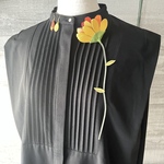 ふっくら花びらのブローチとピアスのセット 本革 北欧 コサージュ襟ブローチ シボ オレンジ マスタードイエロー 一輪挿しブーケ リース スワッグ フラワー 革花 ビーズ刺繍 ガーベラ デイジー 野菊 