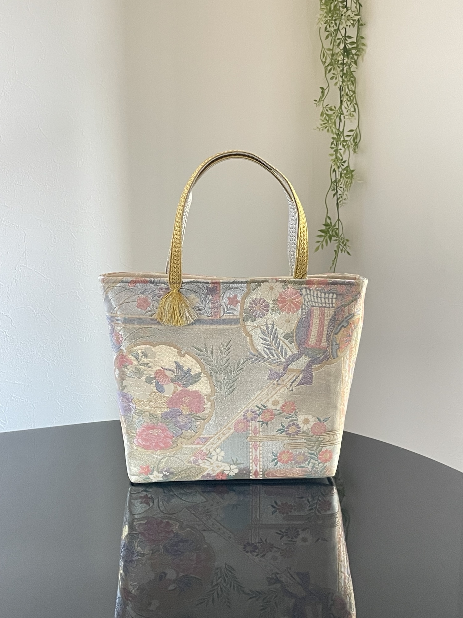 帯リメイクバッグ 赤い向鶴 Mサイズ 和装バッグ 帯バッグ - 帯・着物