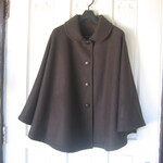 チョコレート色・圧縮ウール・衿付き・マント・ポンチョ・ケープ