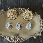 k様専用　クラシカルレース　レースの様なビジューチタンピアスとペタル