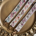 【特集掲載】再再販✨️小花柄インド刺繍リボン　ショルダーストラップ　スマホショルダー　カメラショルダー　バッグショルダー　小花柄