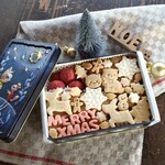 「ねこたちとホワイトクリスマス♪クッキー缶」（L）【配達日指定12/25（木）まで】