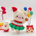 クリスマス　踊るブタちゃん　ハンドメイド　あみぐるみ キーホルダー付き