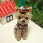 犬　洋服を着たヨーキー（６，2㎝）バッグチャームにも