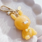 【おすわりうさぎちゃん×ほっこりイエロー】　ハンドメイド　レジン　キーホルダー　