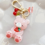 【いちご𝙷𝚄𝙶くまちゃん × ホワイトパールピンク】ハンドメイド　レジン　キーホルダー　