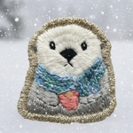 マフラーラッコの刺繍ブローチ