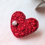 真っ赤なハートのブローチ　ビーズ刺繍　ポニーフック　帯留め