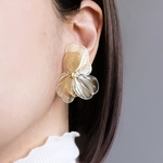 Butterfly Flower ピアス/イヤリング 金属アレルギー対応  樹脂ピアス チタンピアス サージカルステンレス ゴールド フラワー 花 結婚式 パール ブライダル オケージョン