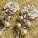 【ブラックフライデー￥8850→￥7850】白牡丹と金花‎🤍 成人式 ピアス イヤリング