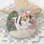 「クリスマスツリーと三毛猫」刺繍ブローチ