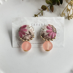 ブラウンピンクインド刺繍×フロストパールピアス／イヤリング