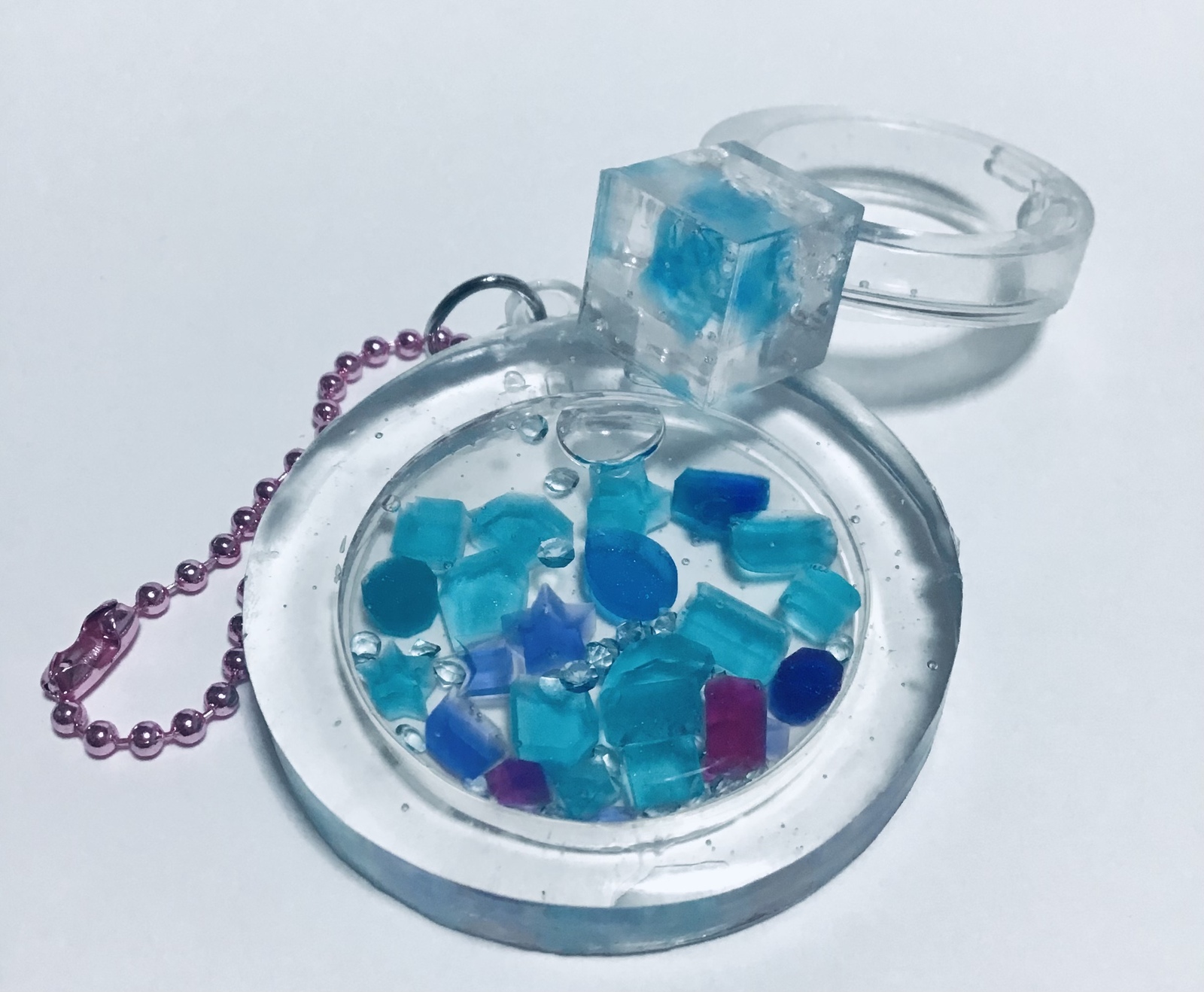 ハンドメイド　ゴールドの王冠付き小瓶と透明な琥珀糖キーホルダー 琥珀糖 - キーホルダー・ストラップの人気通販 | minne byGMOペパボ