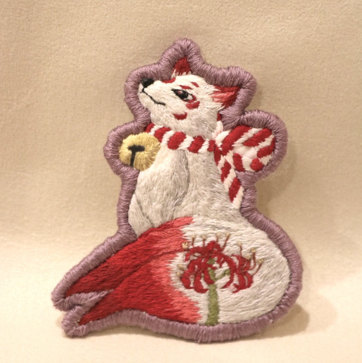手刺繍＊狐　ブローチ　妖狐　彼岸花　和装