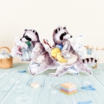 お洗濯忙しい！アライグマのブローチ