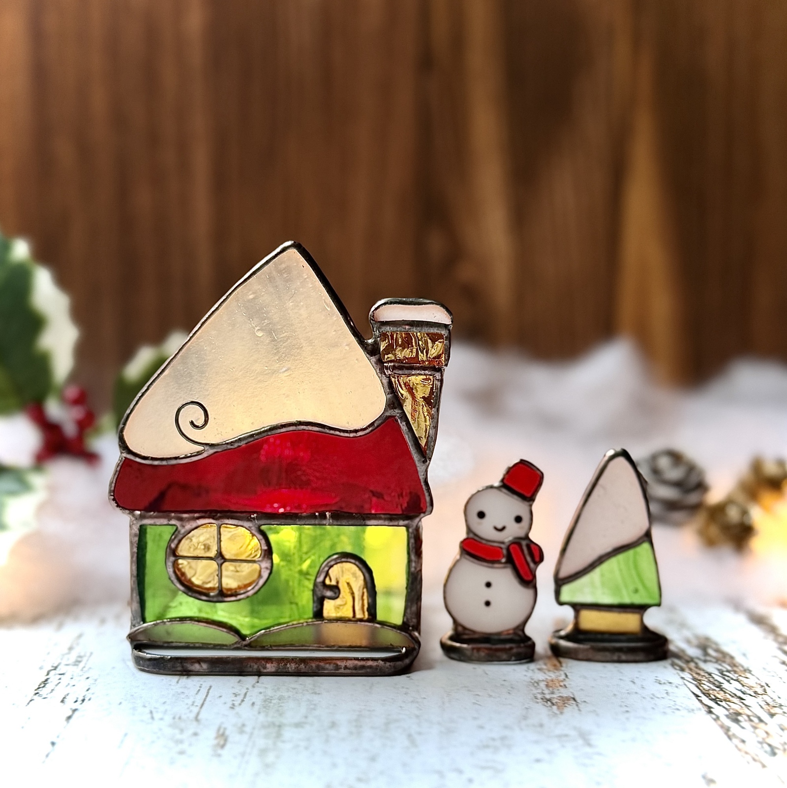 頑張る私へ贈る癒しの灯り、ステンドグラスのキャンドルホルダー、クリスマスハウ（赤/緑）