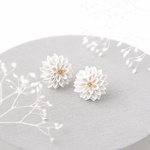 指先サイズのミニチュアつまみ細工 〔 白菊 / スタッドピアス 〕  チタン製 金属アレルギー対応 白色 着物  入学式